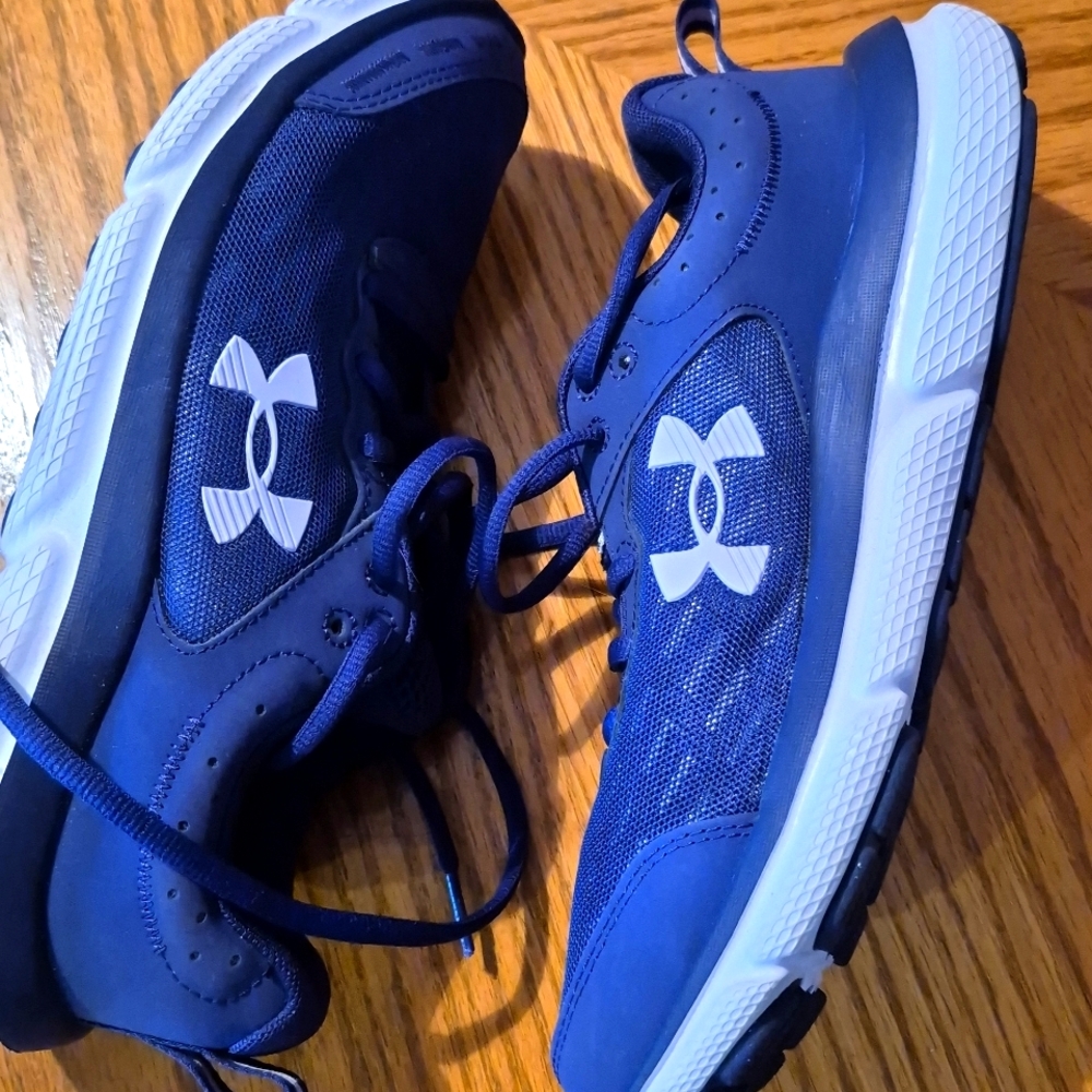 Under armour sneakers size 8 navy blue. More royal than navy.